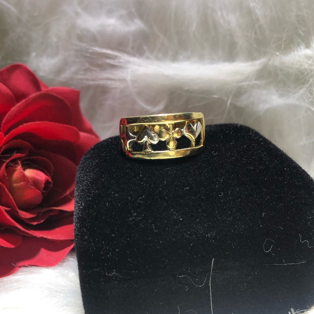 Gold suits ring